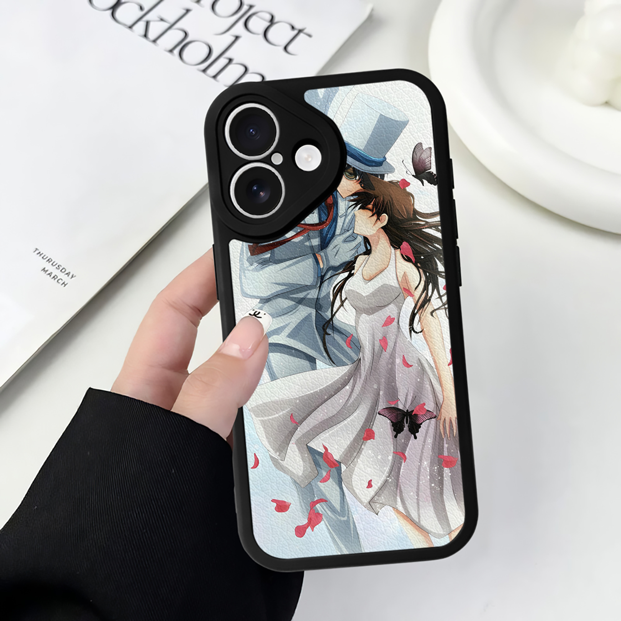 （画像用） 名探偵コナン Detective Conan 【iPhone 16シリーズ対応】シリコンスマホケース（レザー調） 材質：シリコン
